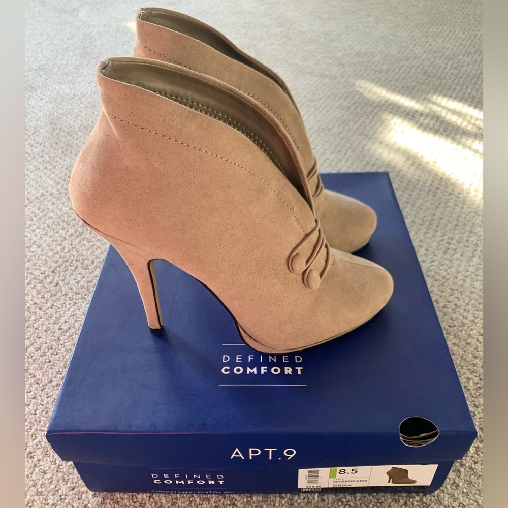 APT.9 High Heels. US Women's size 8 1/2.